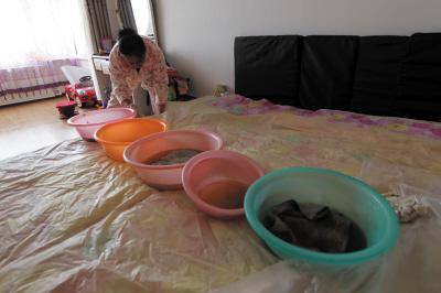 冷水江楼上漏水，住户失联，小区没物管，业主维权难！律师来支招……
